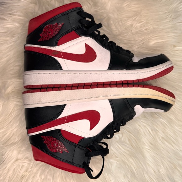 Nike Jordan 1 Mid Gym Red Black White Men's Basketball Shoes - Picture 2 of 7